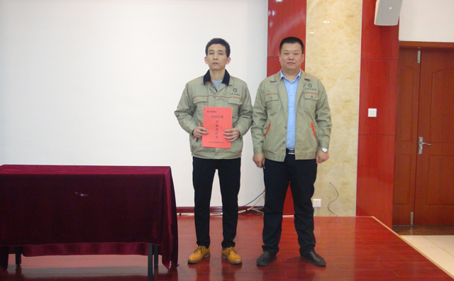 總經(jīng)理和生產(chǎn)部簽訂目標責(zé)任書.jpg